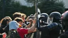 French student protests: Unrest threatens Macron's government